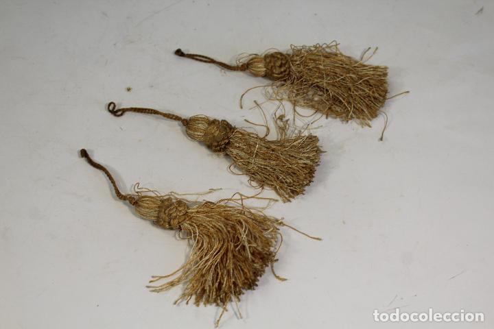 Antig&uuml;edades: 3 borlas de hilo dorado - Foto 1