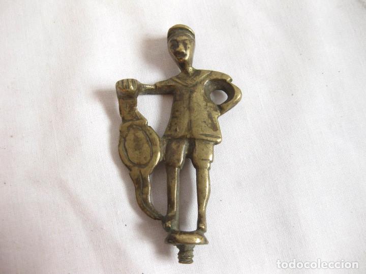 Antig&uuml;edades: Figura muy antigua en bronce. Similar al Giraldillo de Sevilla. Adorno de mueble.