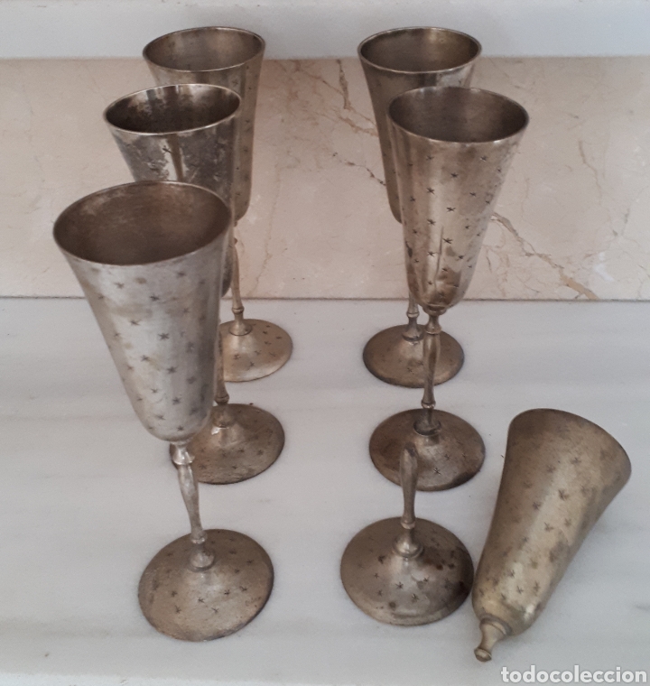Antig&uuml;edades: Lote jarra, cubitera y copas de laton - Foto 4
