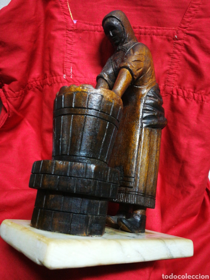 Antiquit&auml;ten: FIGURA DE LAVANDERA EN MADERA TALLADA SOBRE BASE M&Aacute;RMOL, 28X18X11CM.