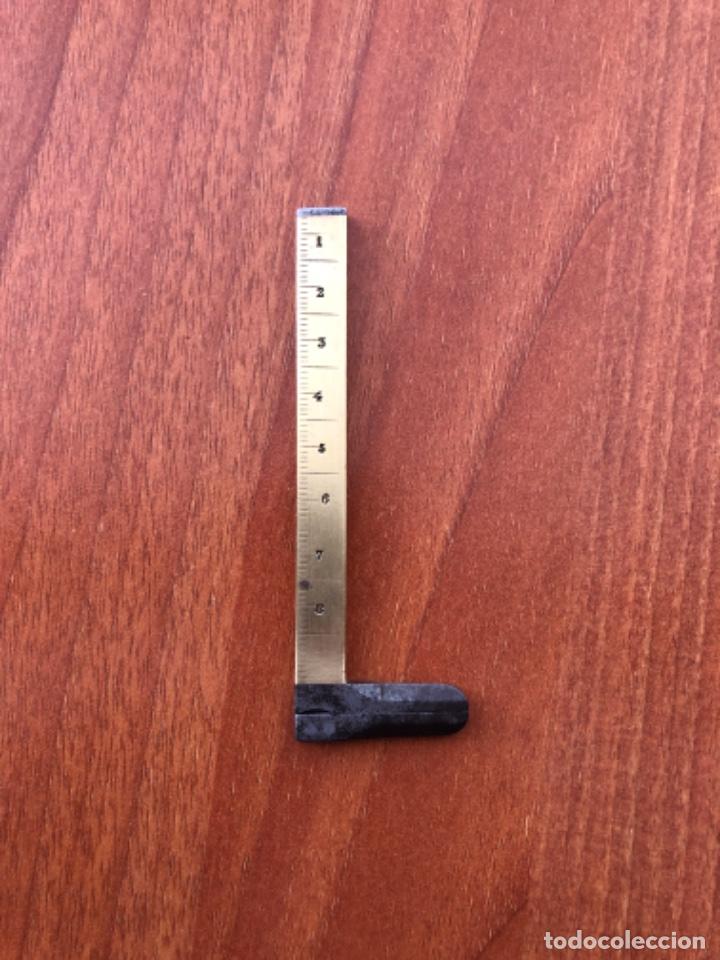 Antig&uuml;edades: Antiguo pie de rey de bronce - Foto 1