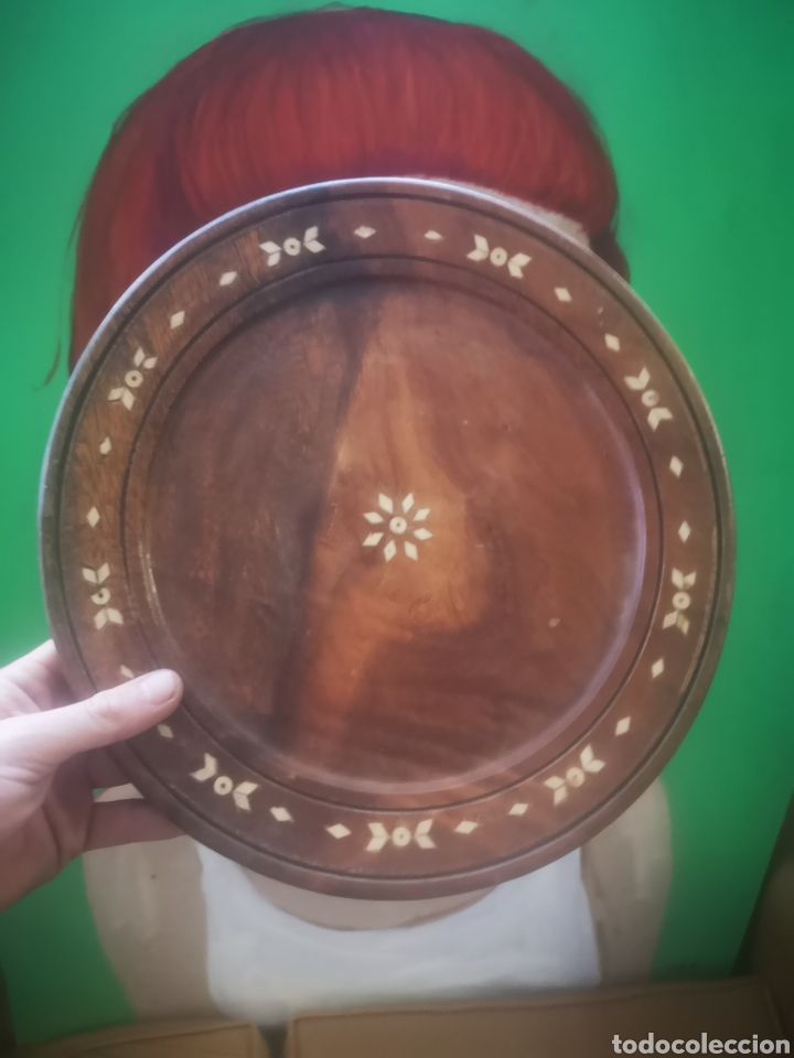 Antig&uuml;edades: Antiguo plato de madera con incrustaciones 30cm - Foto 1