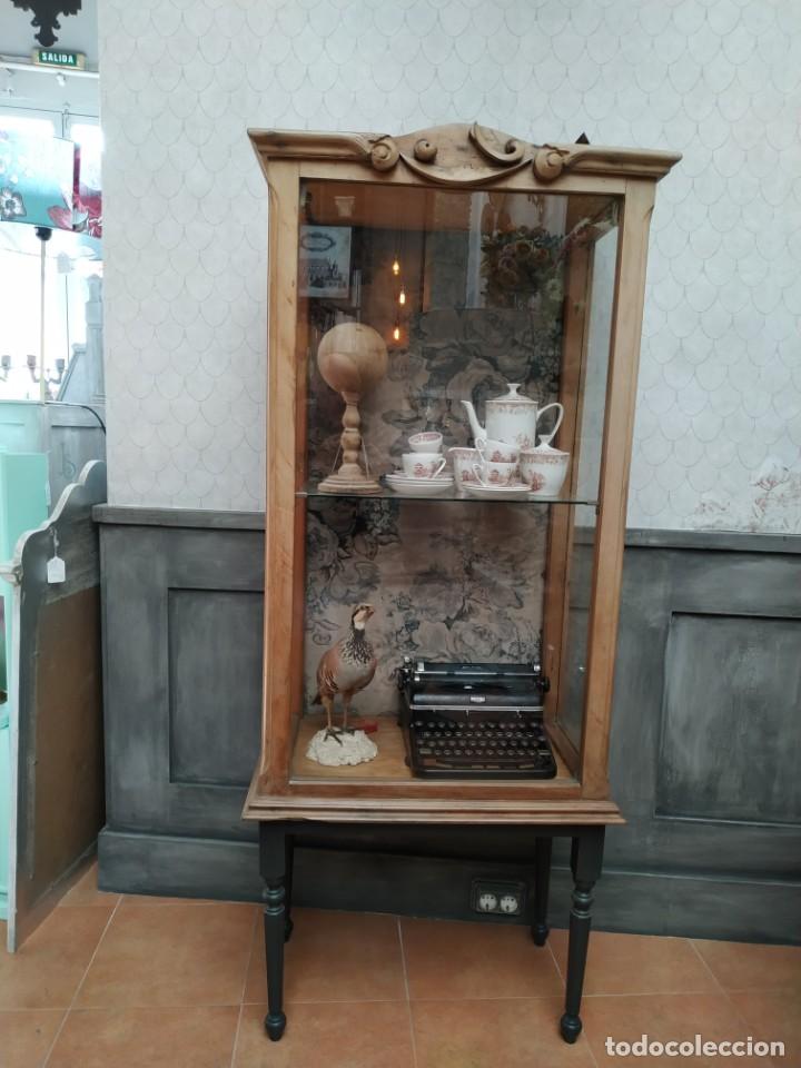 Antig&uuml;edades: Vitrina tipo capilla - Foto 1