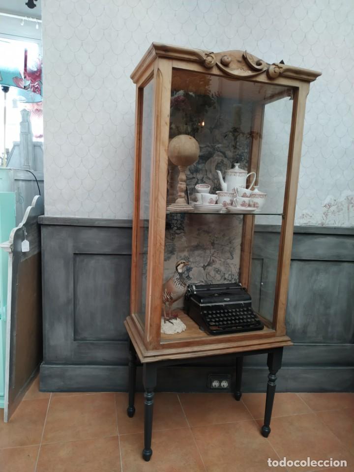 Antig&uuml;edades: Vitrina tipo capilla - Foto 2