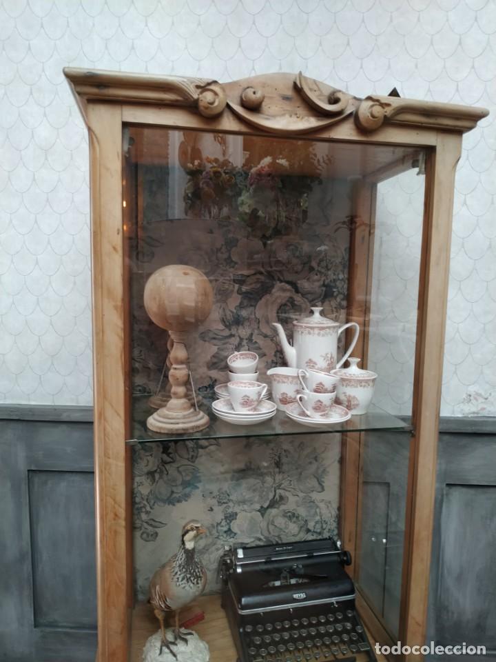 Antig&uuml;edades: Vitrina tipo capilla - Foto 3