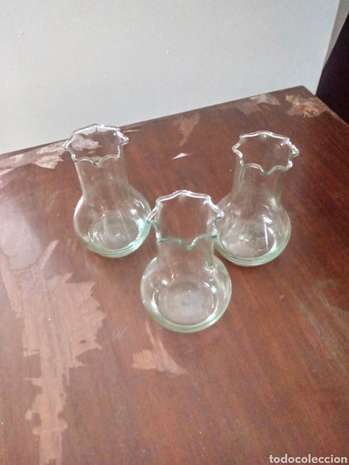 Antig&uuml;edades: 3 floreros de cristal soplado - Foto 1