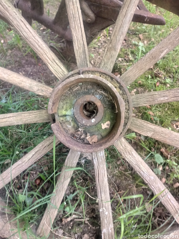 Antig&uuml;edades: Antigua rueda de carro peque&ntilde;a - Foto 2