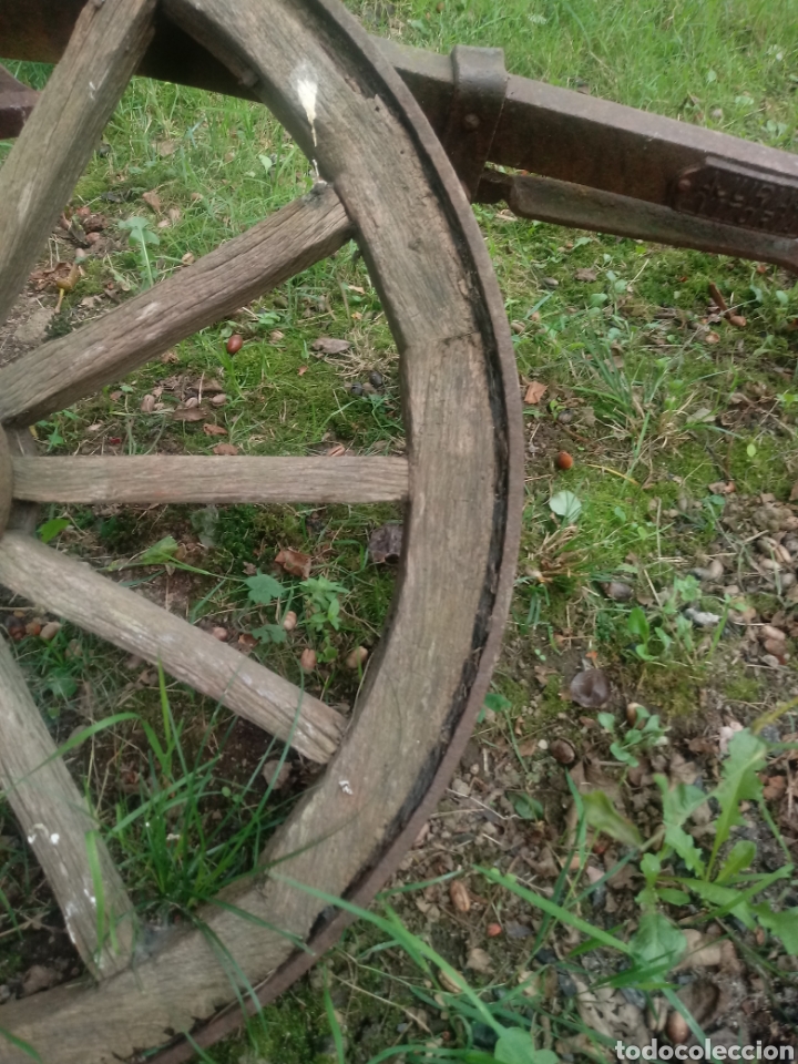Antig&uuml;edades: Antigua rueda de carro peque&ntilde;a - Foto 3