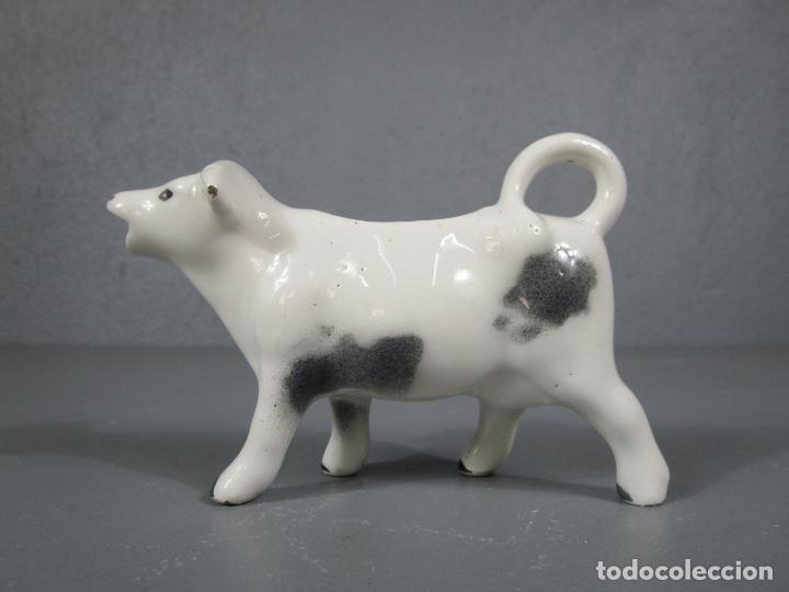 Antigüedades: Decorativa Lechera - Jarra de Porcelana Blanca - Vaca - Recuerdo de Menorca - Foto 2 - 215090027