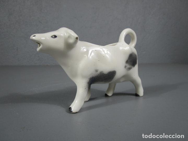Antigüedades: Decorativa Lechera - Jarra de Porcelana Blanca - Vaca - Recuerdo de Menorca - Foto 5 - 215090027