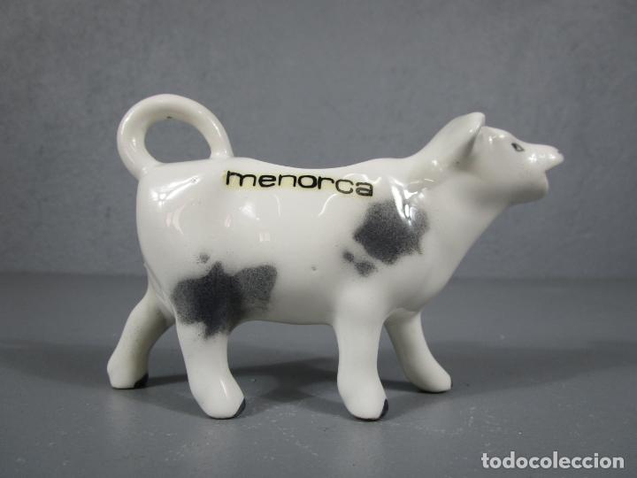 Antigüedades: Decorativa Lechera - Jarra de Porcelana Blanca - Vaca - Recuerdo de Menorca - Foto 10 - 215090027