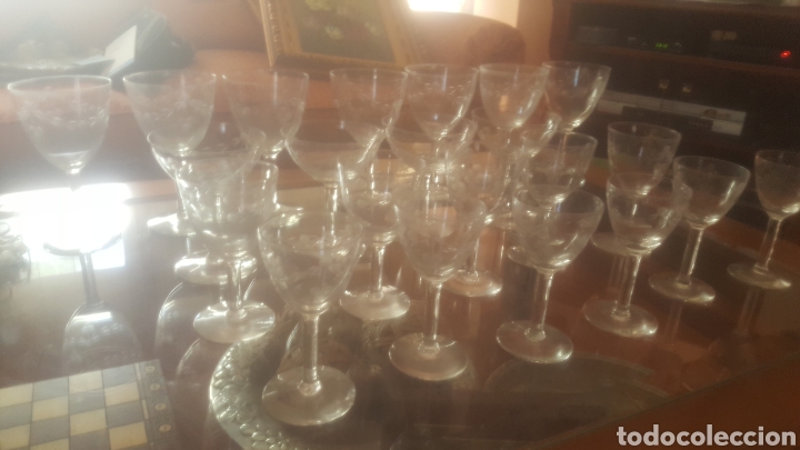 Antiquit&eacute;s: Juego de 22 copas de cristal tallado antiguo.