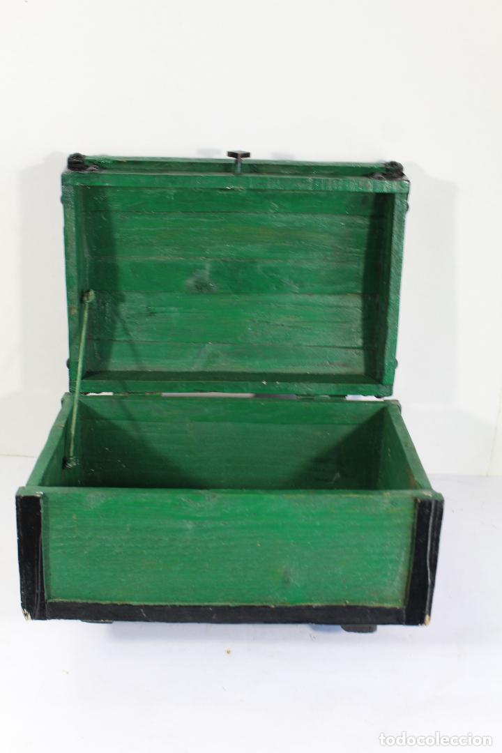 Antig&uuml;edades: caja cofre de madra repintada - Foto 2