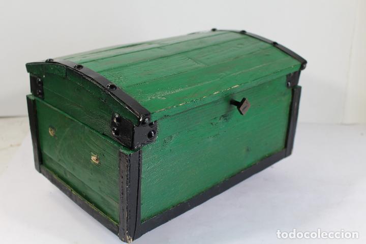 Antig&uuml;edades: caja cofre de madra repintada - Foto 6