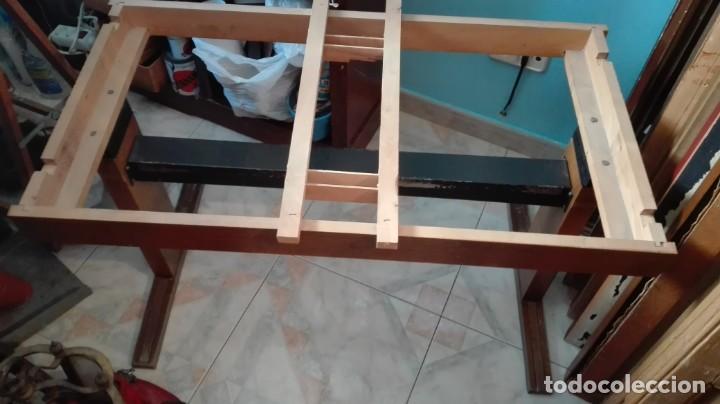 Antig&uuml;edades: Mesa vintage extensible y con manivela para que suba y baje - Foto 7