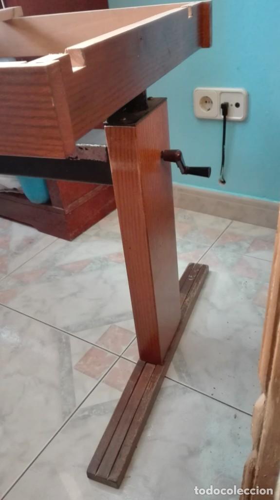 Antig&uuml;edades: Mesa vintage extensible y con manivela para que suba y baje - Foto 8