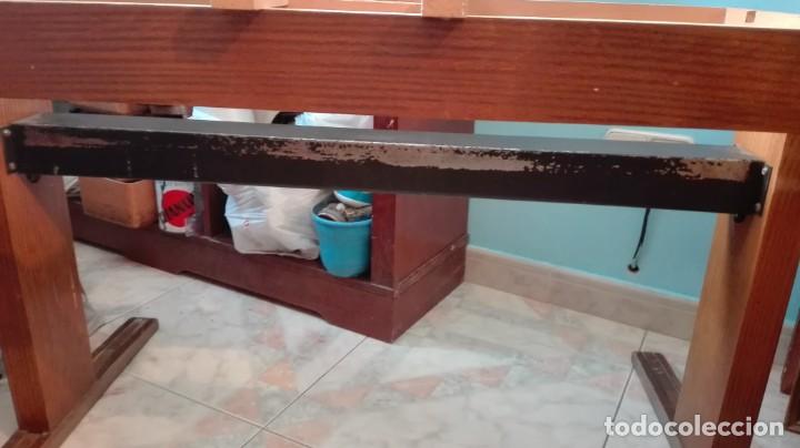 Antig&uuml;edades: Mesa vintage extensible y con manivela para que suba y baje - Foto 9