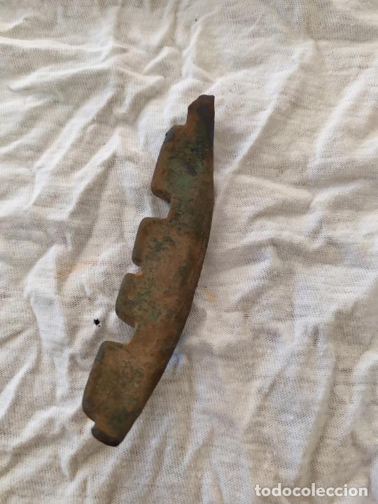 Antig&uuml;edades: ASA DE CALDERO DE BRONCE - Foto 1