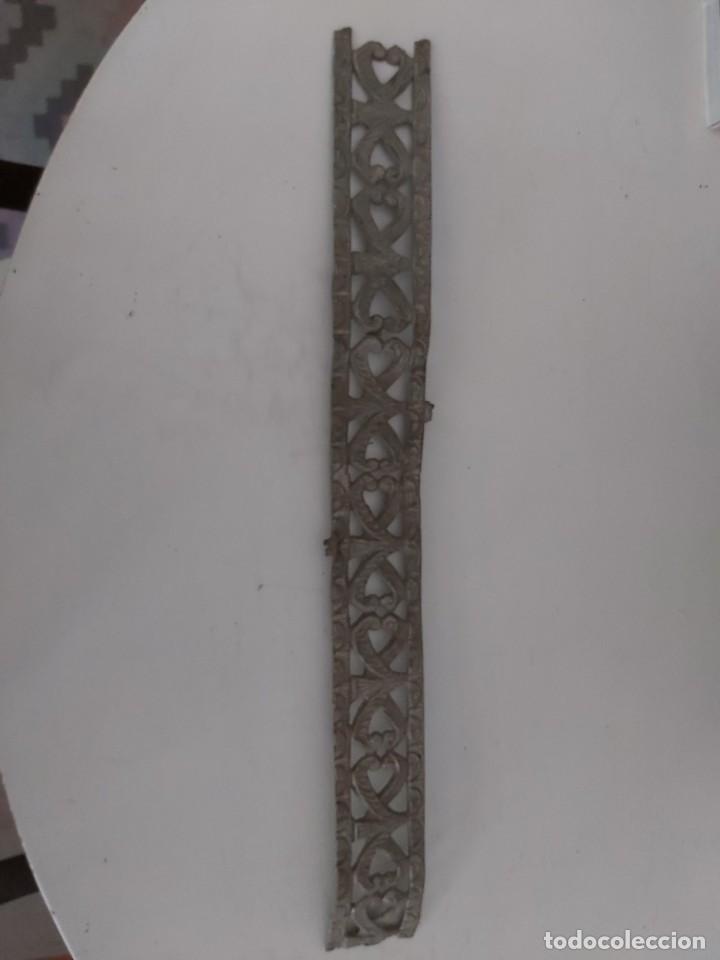 Antig&uuml;edades: I Precioso adorno de metal plateado, para a&ntilde;adir a alg&uacute;n mueble.