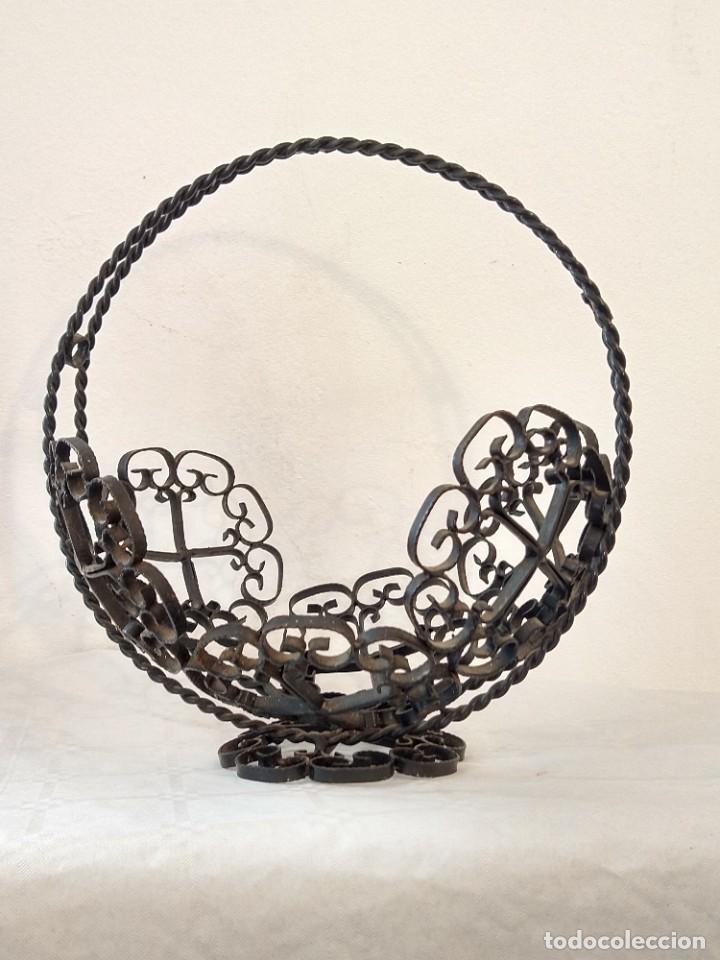 Antig&uuml;edades: CESTA EN HIERRO CALADO CON ASA Y BASE CIRCULAR. 2&ordm; CUARTO S. XX.