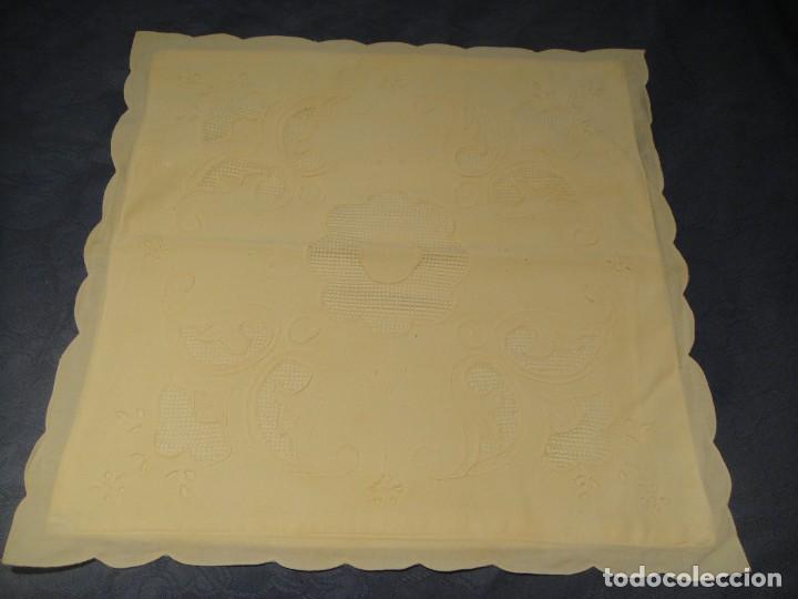 Antig&uuml;edades: funda para cojin bordada