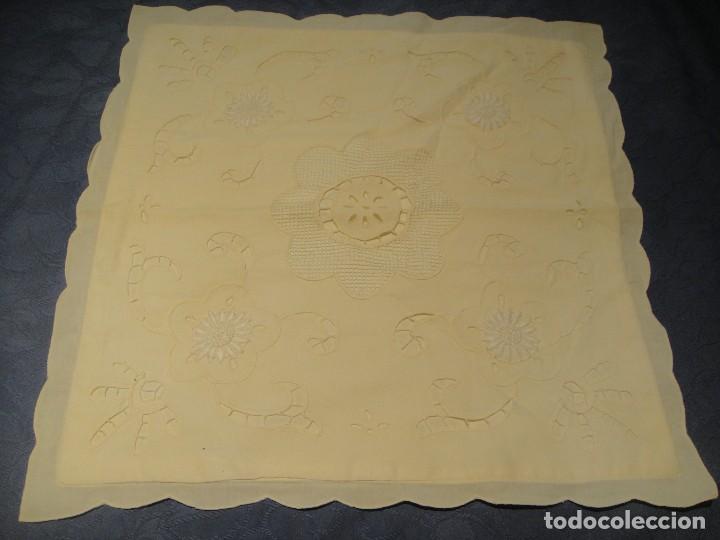 Antig&uuml;edades: funda para cojin bordada