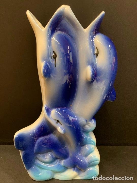 Antiquit&eacute;s: Precioso recipiente humidificador para poner agua y colgar en radiadores. Delfines. en ceramica.