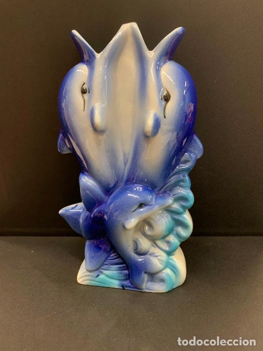 Antiquit&eacute;s: Precioso recipiente humidificador para poner agua y colgar en radiadores. Delfines. en ceramica.