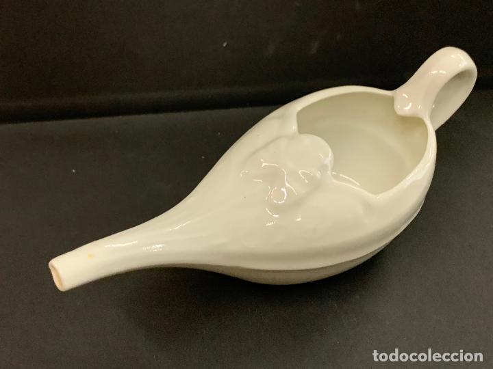 Antiguidades: Curioso pistero o tassa de broc, ideal coleccionismo. Mide aprox 17cms de largo.