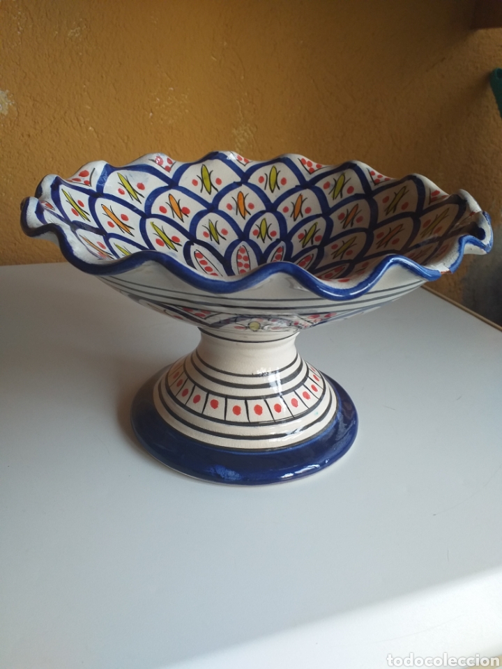 Antig&uuml;edades: CENTRO DE MESA ESMALTADO CON LETRAS EN LA BASE - Foto 1