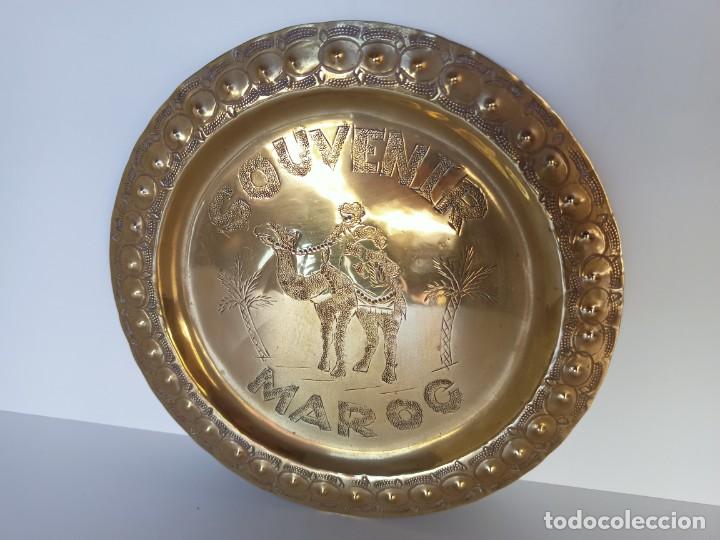 Antig&uuml;edades: Plato de lat&oacute;n de decoraci&oacute;n - Foto 1