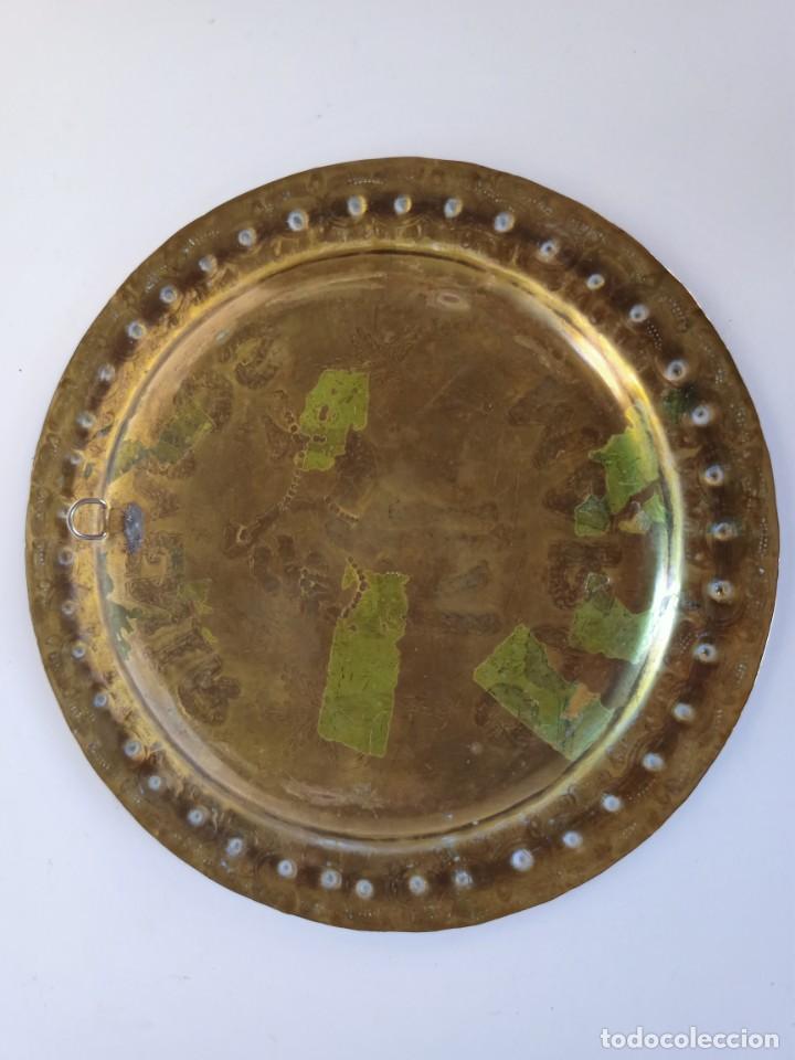 Antig&uuml;edades: Plato de lat&oacute;n de decoraci&oacute;n - Foto 2