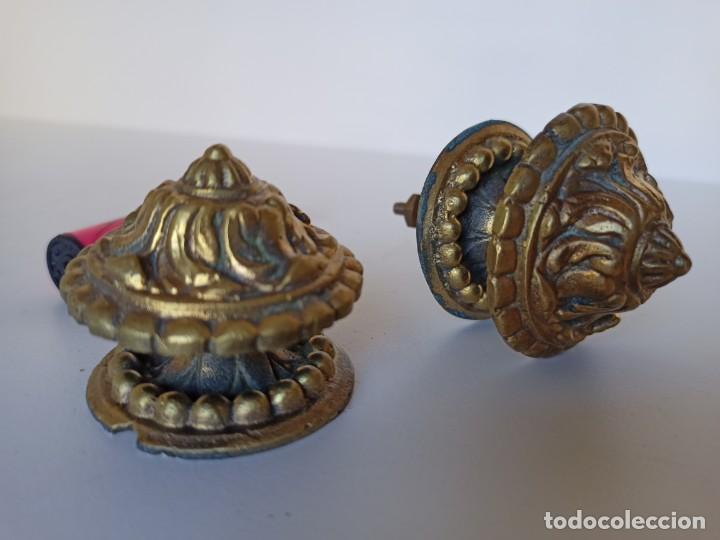 Antig&uuml;edades: Pareja de tiradores de bronce - Foto 2