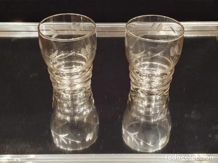 Antiquit&eacute;s: 2 vasos con dibujo gravado / tallado para chupito / licor / coleccion