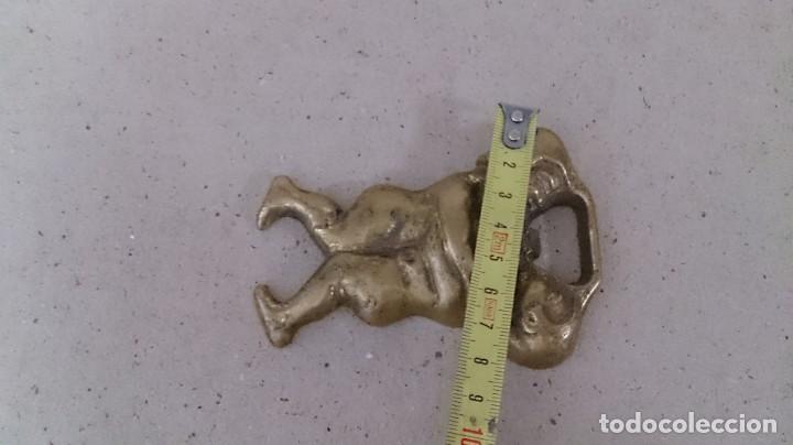 Antig&uuml;edades: BONITO Y ANTIGUO ABRE BOTELLAS DE BRONCE - Foto 2