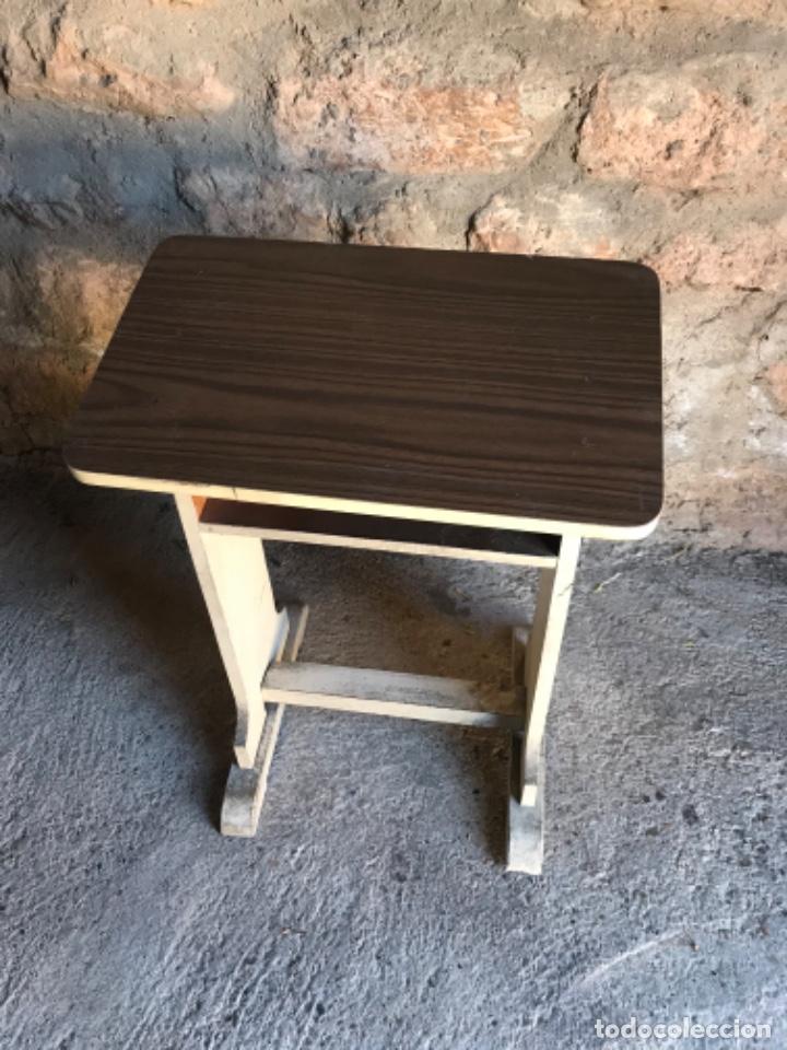 Antig&uuml;edades: Pupitre A&ntilde;os 60 - Foto 1