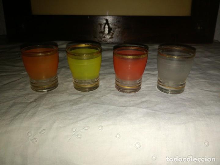 Antig&uuml;edades: 4 antiguos peque&ntilde;os vasos de colores - Foto 1