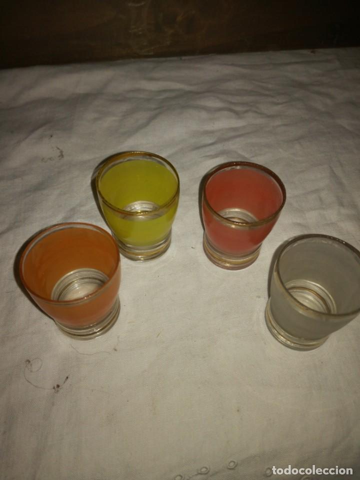 Antig&uuml;edades: 4 antiguos peque&ntilde;os vasos de colores - Foto 3