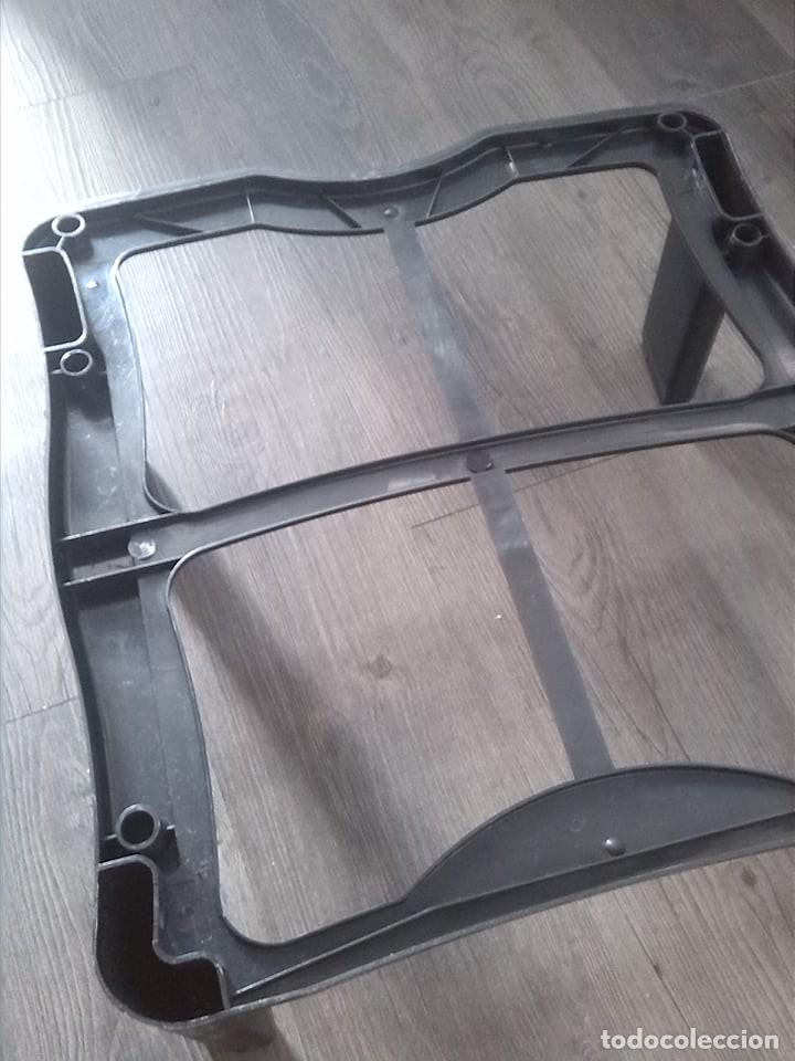 Antiquit&auml;ten: soporte de pl&aacute;stico para macetas y plantas