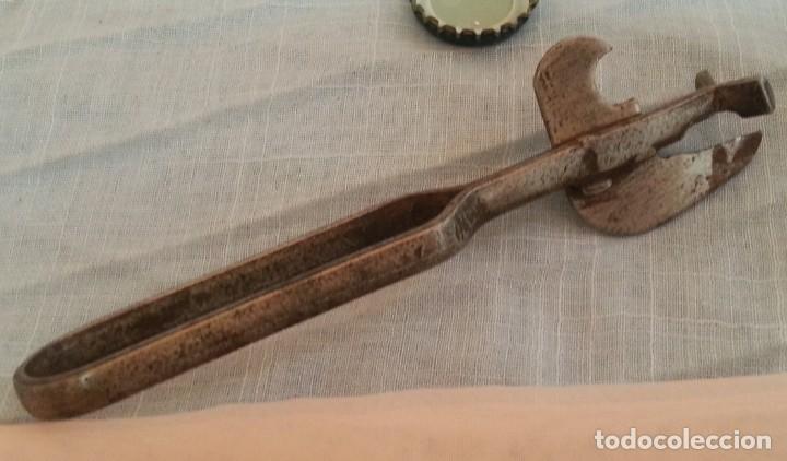 Oggetti Antichi: Abrelatas antiguo. Emblem&aacute;tico utensilio de los a&ntilde;os a&ntilde;os 50.