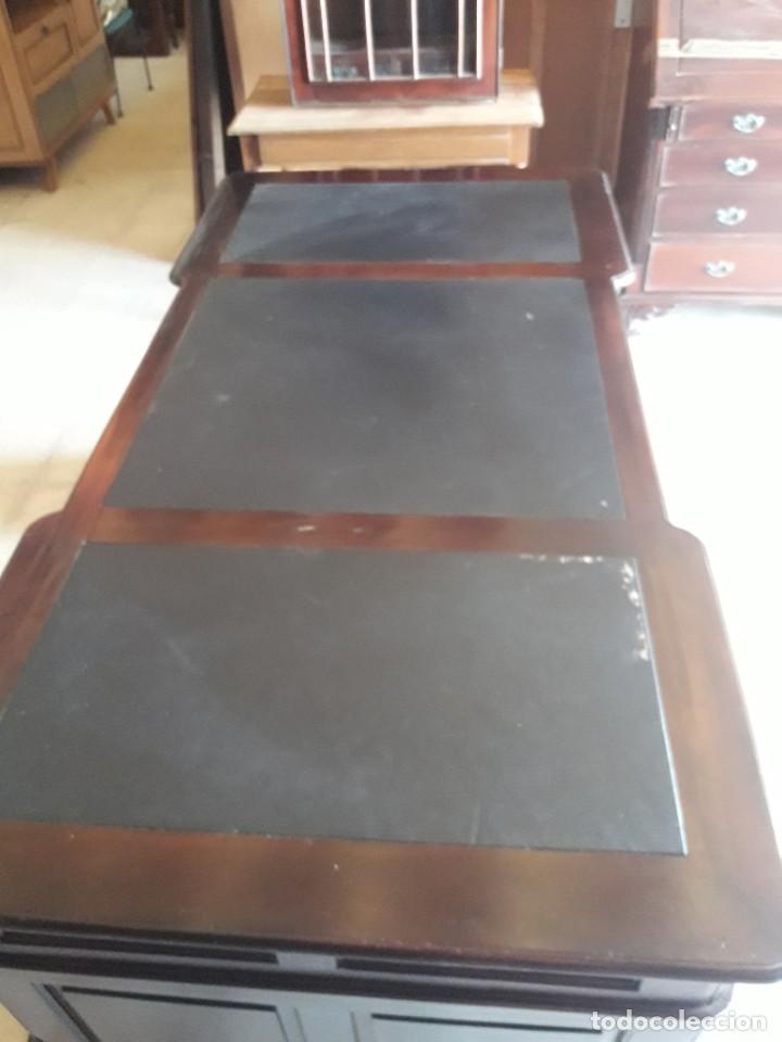Antig&uuml;edades: mesa de despacho chipendal - Foto 2