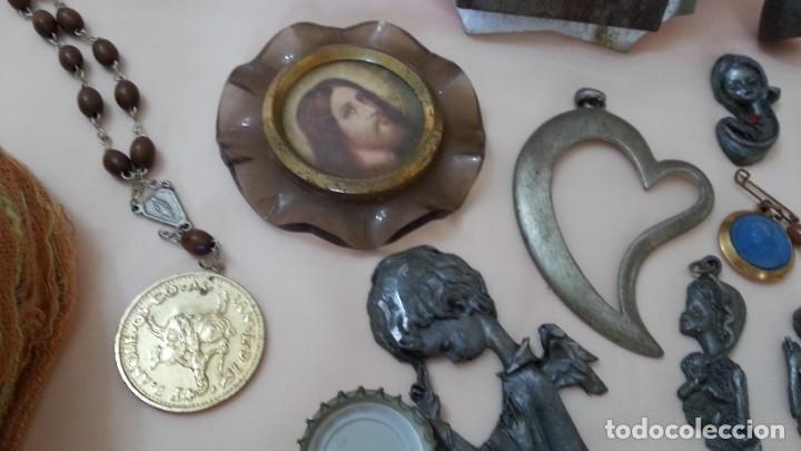 Antig&uuml;edades: Objetos religiosos. Lote de piezas peque&ntilde;as variadas. - Foto 2