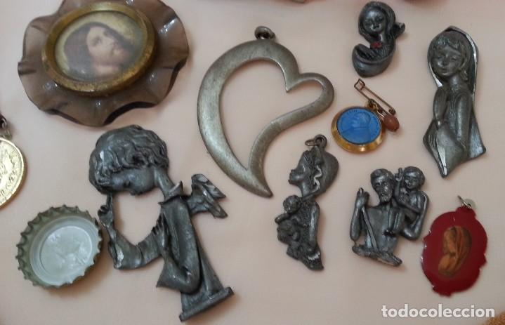 Antig&uuml;edades: Objetos religiosos. Lote de piezas peque&ntilde;as variadas. - Foto 4