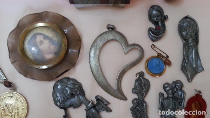 Antig&uuml;edades: Objetos religiosos. Lote de piezas peque&ntilde;as variadas. - Foto 5