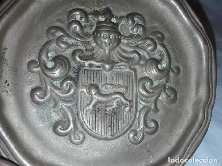 Antigüedades: Bella antigua placa bronce redonda con escudo repujado altorelieve - Foto 2 - 216703220