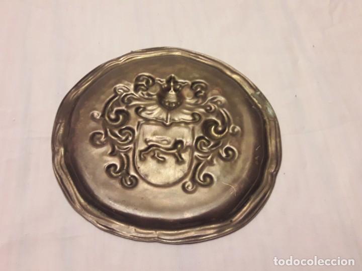 Antigüedades: Bella antigua placa bronce redonda con escudo repujado altorelieve - Foto 4 - 216703220