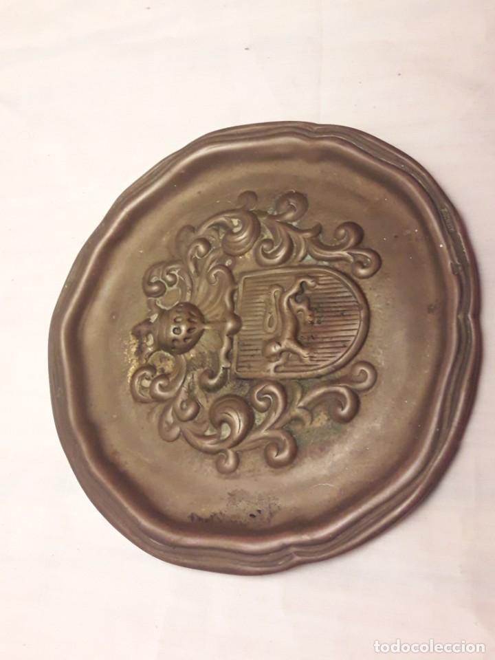 Antigüedades: Bella antigua placa bronce redonda con escudo repujado altorelieve - Foto 5 - 216703220