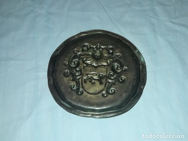 Antigüedades: Bella antigua placa bronce redonda con escudo repujado altorelieve - Foto 6 - 216703220