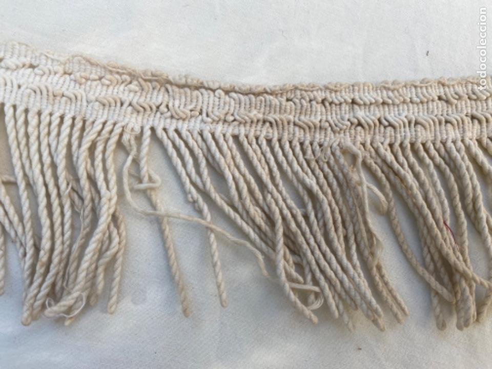 Antigüedades: Antigua tira pasamaneria agreman bolillos color blaco 1910 flecos para colcha cojin o similar - Foto 6 - 216796250