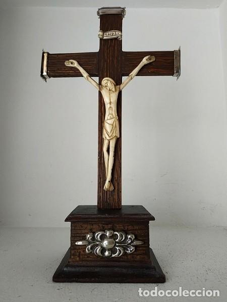 Antig&uuml;edades: CRISTO DE MESA CON ADORNOS EN PLATA - Foto 1